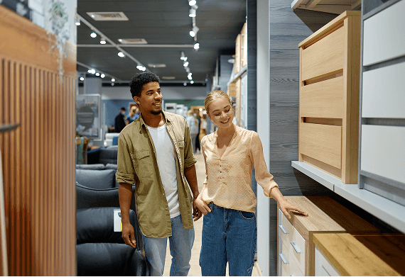 casal olhando móveis