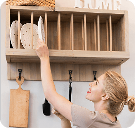 Mulher guardando os pratos